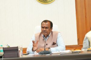 Komatireddy Venkat Reddy calls off Chalo Hyderabad with urges Builders, promises payment of pending bills