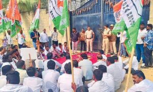High tension at KCR’s farmhouse.. Congress cadres attempt to besiege it
